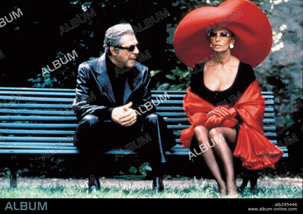 LOREN SOPHIA / LOREN SOFIA 1934/ und MARCELLO MASTROIANNI. MARCELLO MASTROIANNI und SOPHIA LOREN in PRÊT-À-PORTER, 1994, unter der Regie von ROBERT ALTMAN. Copyright MIRAMAX.