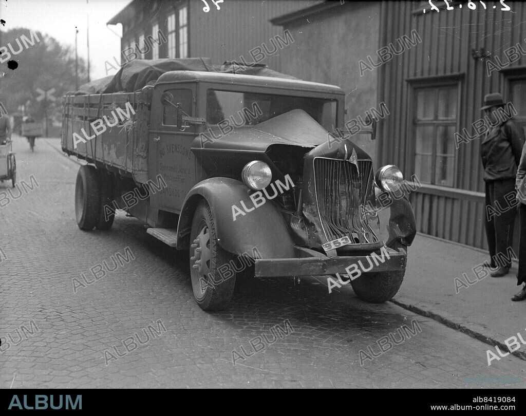 Göteborg 1937-10-02 - Lastbil med intryckt kylare har kört in i en buss - detta skedde i Kvillebäcken på Hsingen - *** Local Caption *** GT - Låda 1937-oktober-01 . KAMERAREPORTAGE.