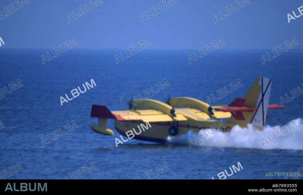 HIDROAVION DE BOMBEROS CARGANDO AGUA DEL MAR.