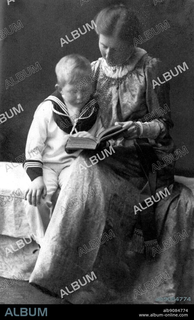 W H Auden (1907-1973) reading with his mother 1911. W H Auden, The Life of a Poet, by Charles Osborne.