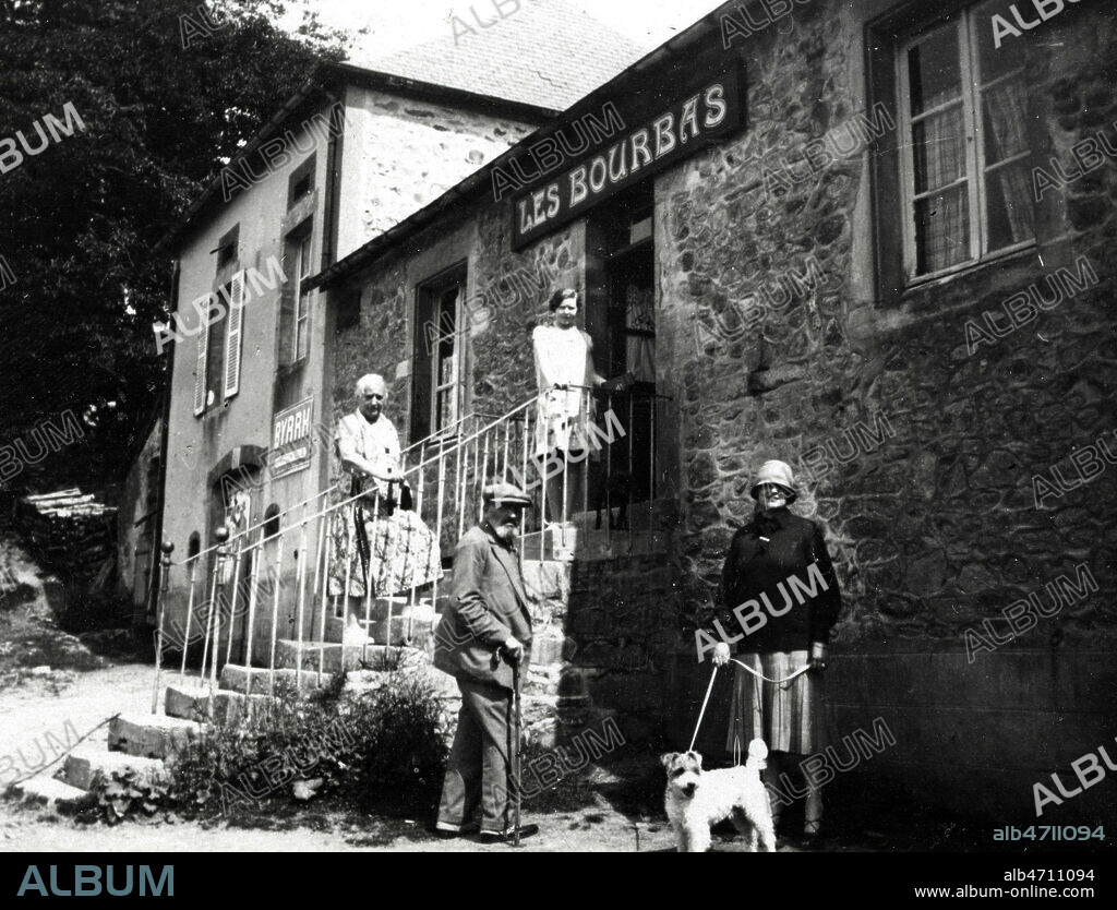 Pays de Glux dans la Nievre 58370 Villapourcon: Les Bourbas ou Hotel des Excursionnistes . Pdt la 2eme guerre mondiale, cet hotel tenu par M et Mme Pauchard a cote de Villapourcon tenait lieu de point de ralliement pour les hommes qui voulaient prendre le maquis. Photographie tirage albumine, vers 1929. Credit COllection KHARBINE TAPABOR.