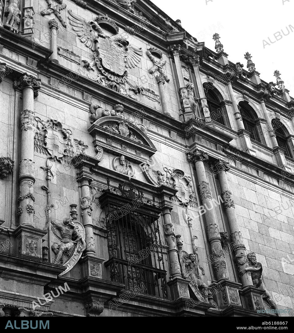 RODRIGO GIL DE HONTAÑON (1505-1577). DETALLE DE LA FACHADA DE LA UNIVERSIDAD DE ALCALA DE HENARES REALIZADA ENTRE 1541 Y 1553 - FOTOGRAFIA EN BLANCO Y NEGRO - AÑOS 60.