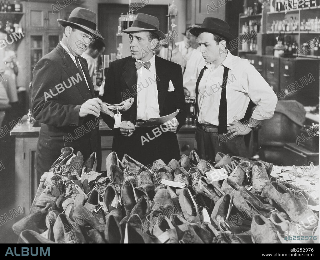 HUMPHREY BOGART and ROY ROBERTS in THE ENFORCER, 1951, directed by BRETAIGNE WINDUST. Copyright WARNER BROTHERS.