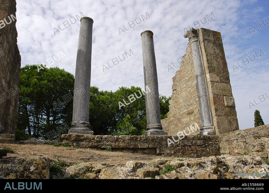 Portugal. Ruinas romanas de Miróbriga. Antiguo asentamiento lusitano cuyas ruinas actuales datan de época romana, entre los siglos I y IV. Foro o mercado central. Alrededores de Santiago do Cacém. Región del Alentejo.