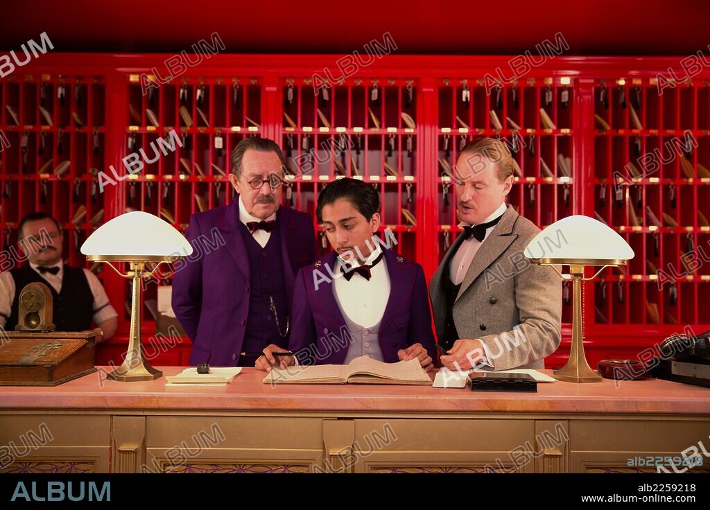 OWEN WILSON, TOM WILKINSON et TONY REVOLORI dans THE GRAND BUDAPEST HOTEL, 2014, réalisé par WES ANDERSON. Copyright AMERICAN EMPIRICAL PICTURES/INDIAN PAINTBRUSH/SCOTT RUDIN PR.