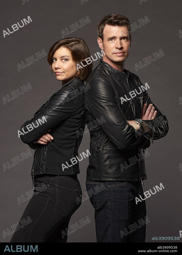 LAUREN COHAN and SCOTT FOLEY in WHISKEY CAVALIER, 2018, directed by PETER ATENCIO. Copyright DOOZER/STILKING FILMS/WARNER BROS TV. SEASON1.