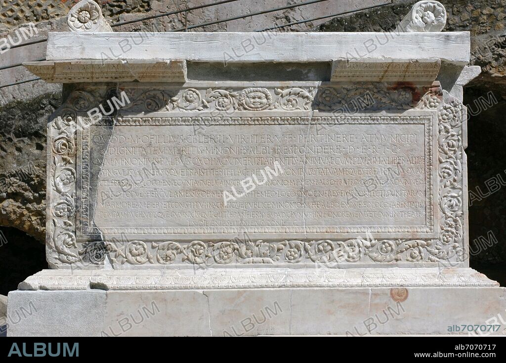 ALTAR FUNERARIO DE MARMOL CONSTRUIDO EN HONOR DEL SENADOR NONIUS BALBUS  SITUADO EN EL AREA SAGRADA - SIGLO I.