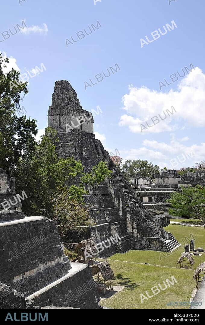 Temple 1, Temple of the Great Jaguar, Plaza Mayor, Mayan ruins, Tikal, Guatemala, Central America
