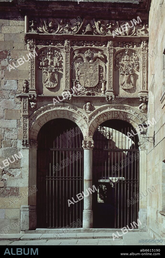 PORTADA DE LAS ESCUELAS MENORES DE LA UNIVERSIDAD DE SALAMANCA CON LOS ESCUDOS IMPERIALES DE CARLOS V.