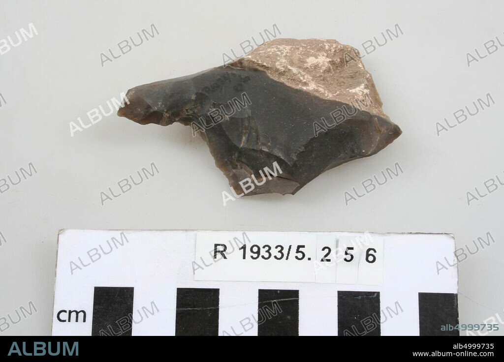 Flint drill, drill, stone, flint, 7,5 x 4,9 x 1,3 cm, prehistoric, France, unknown, unknown, Meyrals.