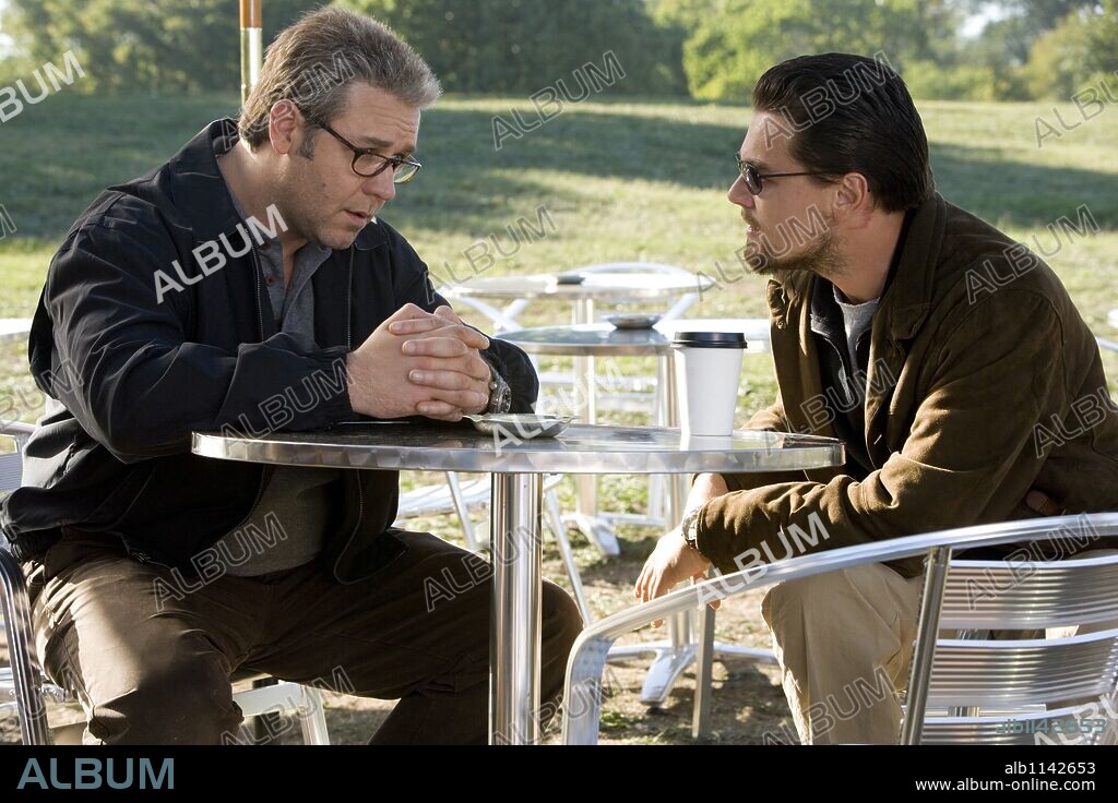 Leonardo DiCaprio and RUSSELL CROWE in BODY OF LIES, 2008, directed by RIDLEY SCOTT. Copyright DE LINE PICTURES/SCOTT FREE PRODUCTIONS / DUHAMEL, FRANÇOIS.