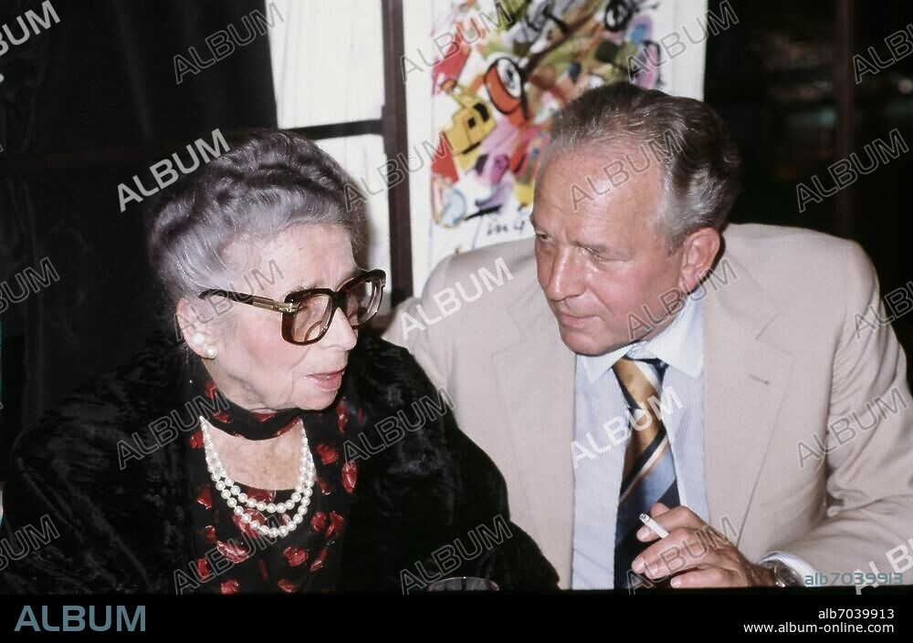 SCHWEIZ, CHE, 19820900, ZUERICH, RESTAURANT KRONENHALLE, ZUERICH. In ihrem Restaurant "Kronenhalle" in Zuerich. ZUMSTEG, HULDA   Wirtin, Besitzerin (CHE). ZUMSTEG, GUSTAV  Seidenfabrikant  (CHE).
