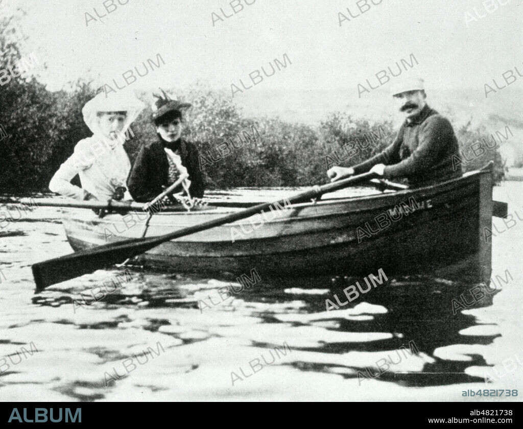 Guy de MAUPASSANT (1850-1893) sur sa barque. A gauche Mme Straus (Genevieve Halevy) et Mme Lippmann (Colette Dumas) et Photographie de Giuseppe PRIMOLI en 1889. Credits : Collection KHARBINE-TAPABOR.