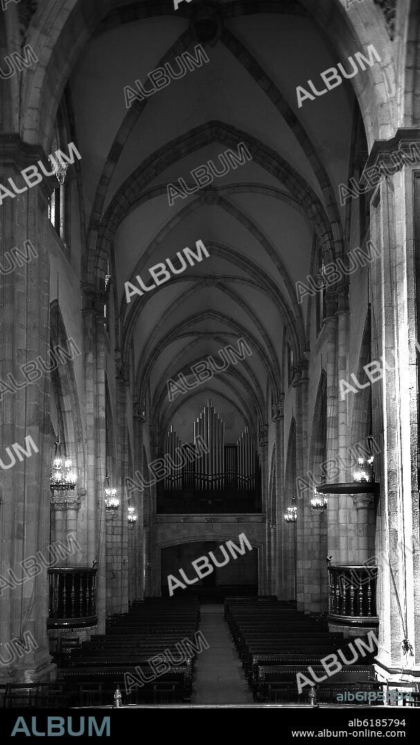 INTERIOR DE LA CATEDRAL GOTICA CONSTRUIDA EN EL S XIV RECONSTRUIDA DESPUES DEL INCENDIO DE 1941 - FOTOGRAFIA EN BLANCO Y NEGRO - AÑOS 50.