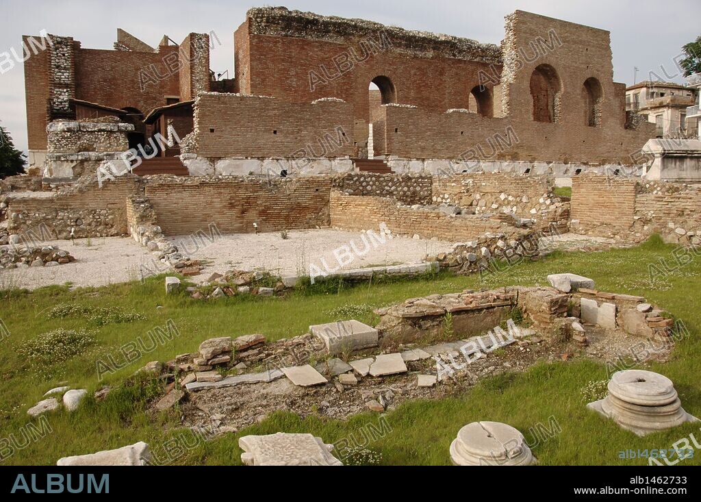 ARTE ROMANO. GRECIA. Vista de las ruinas del ODEON situado al pie del castro. Construido con muros de ladrillo, edificado durante el s. II d. C. y restaurado con posterioridad PATRAS. Provincia de Ahaía. Región de Ditikí Eláda.
