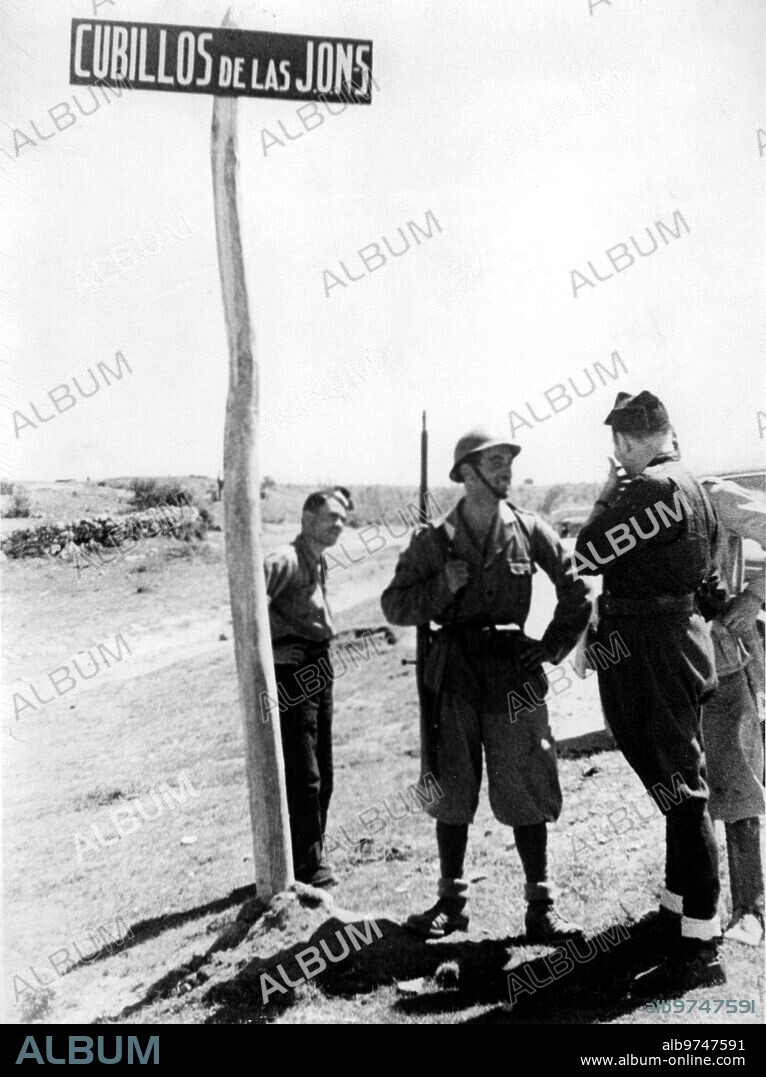 Solddos Falangistas Sustituyen el cartel del pueblo burgalés De "Cubillos del Rojo" por otro donde Dice "Cubillos de las Jons".
Pie de foto Original: "el soldado y el falangista Están Muertos de Risa. Les Hace gracia su Propia Travesura: el pueblo se Llamaba Antes -Cubillos del Rojo-. Probablemente Este -Rojo- era un aldeano que Tenía la cara Colorada o el pelo Jaro, cuando no Había nacido aquel gran fantasmón de Marx. Pero ¡vayale usted con Explicaciones De -Folklore Toponímico- A un falangista que Está Pegando Tiros, contra todo lo Rojo, desde el 17 de Julio.