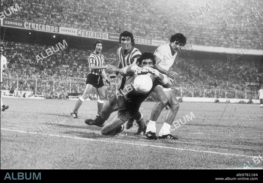 Vii ciudad de Sevilla en el trofeo ciudad de Sevilla de 1978, el cancerbero blanco Gustavo Fernández Fue uno de los Protagonistas más Destacados al realizar Paradas como la que Ilustra la imagen Y, sobre Todo, al detener un penalti lanzado por Mühren, que Permitió la victoria final del Sevilla por 1-0. Los Béticos Sebastián Alabanda y Javier López y el Sevillista Juanito, que también Aparecen en la Fotografía, Poseen una visión personal de los Derbis de aquellos Años.