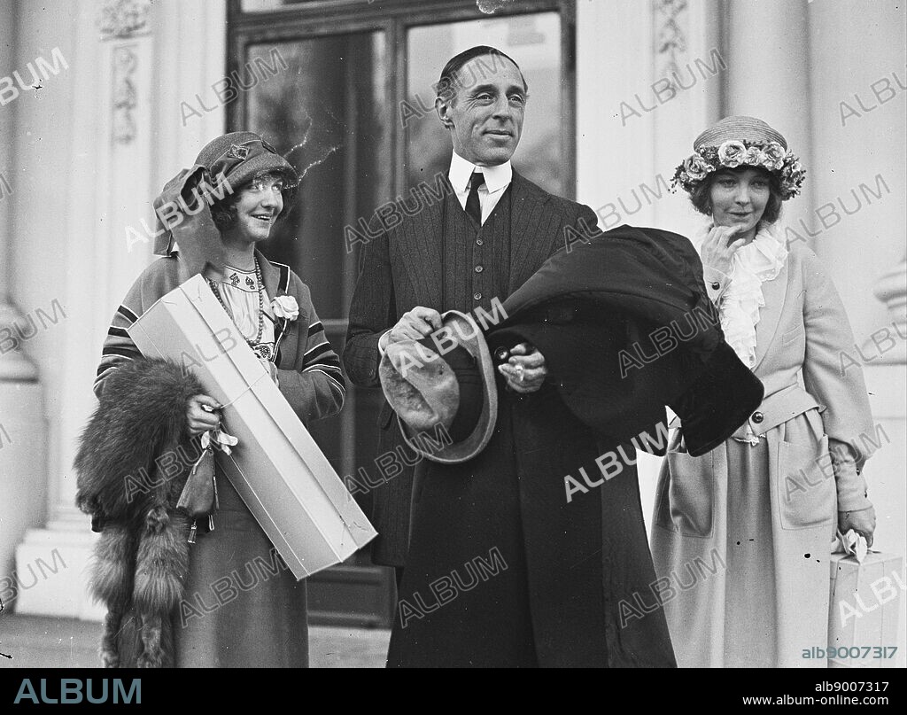 Dorothy Gish, D.W. Griffith, and Lillian Gish. Visit the White house, Washington DC 1922.