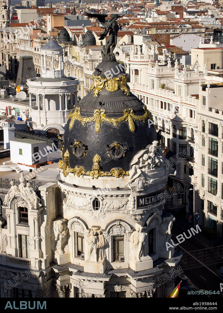 MADRID. Edificio "Metrópolis", en la confluencia de Gran Vía con la calle Alcalá. Detalle de la cúpula, coronada con la figura de una "Victoria alada", obra del escultor español Federico Coullaut-Valera (1921-1989). España.