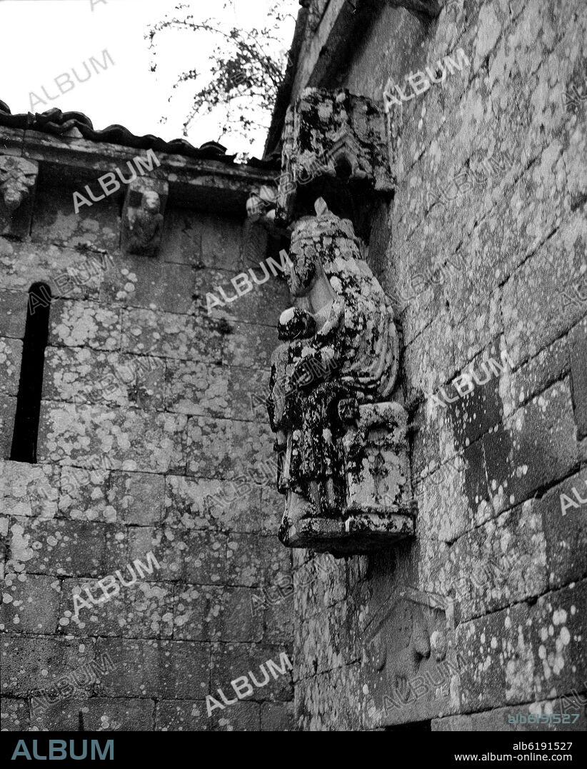 VIRGEN ROMANICA BAJO UN DOSELETE GOTICO - FOTOGRAFIA EN BLANCO Y NEGRO - AÑOS 50.