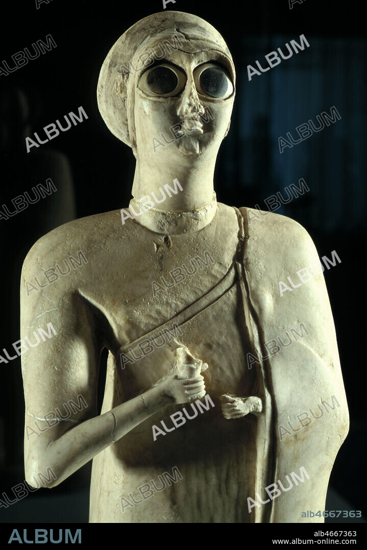 Statue en gypse d'une orante retrouvee dans le temple carre du dieu Abu a Eshnunna, et datee vers 2750 av. JC. Musee de Bagdad. Credit : Coll. Bouquignaud./KHARBINE-TAPABOR.