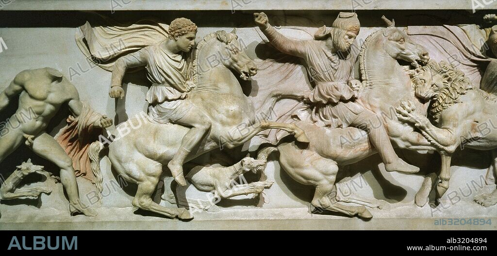 ARTE GRIEGO-HELENISTICO. SARCOFAGO DE ALEJANDRO MAGNO (finales siglo IV a. C.). Hallado en la necrópolis real de Sidón (Sayda). Detalle de los altorrelieves de uno de los costados largos donde se representa una BATALLA ENTRE GRIEGOS Y PERSAS (con sus pantalones largos "anaxyrides"). A la izquierda, ALEJANDRO MAGNO, con la piel de la cabeza de León de Némesis persigue a un soldado persa. Museo Arqueológico. Estambul. Turquía.