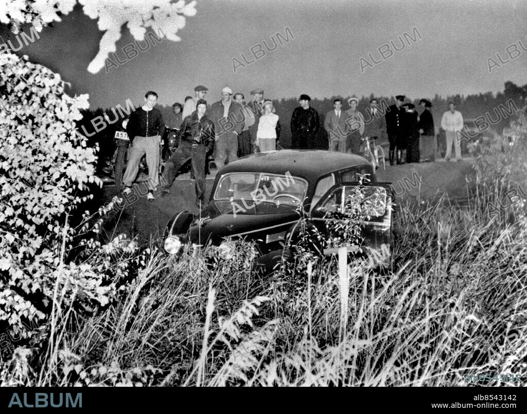 STOCKHOLM 1946-09-28. Kung Gustaf V:s Cadillac Series 75 beskådas av nyfikna åskådare efter att ha hamnat i ett vattenfyllt dike vid Smista strax söder om Segeltorp i Stockholm, med HM konungen och hans sällskap, förste hovstallmästare d'Otrante, friherre Carl von Essen och greve Nils Gyldenstolpe som var på väg hem efter en jakttur vid Tullgarns slott 28:e september 1928. Olycksplatsen fick därefter heta Kungens kurva.. Foto: Pressens Bild / TT / Kod: 190.
