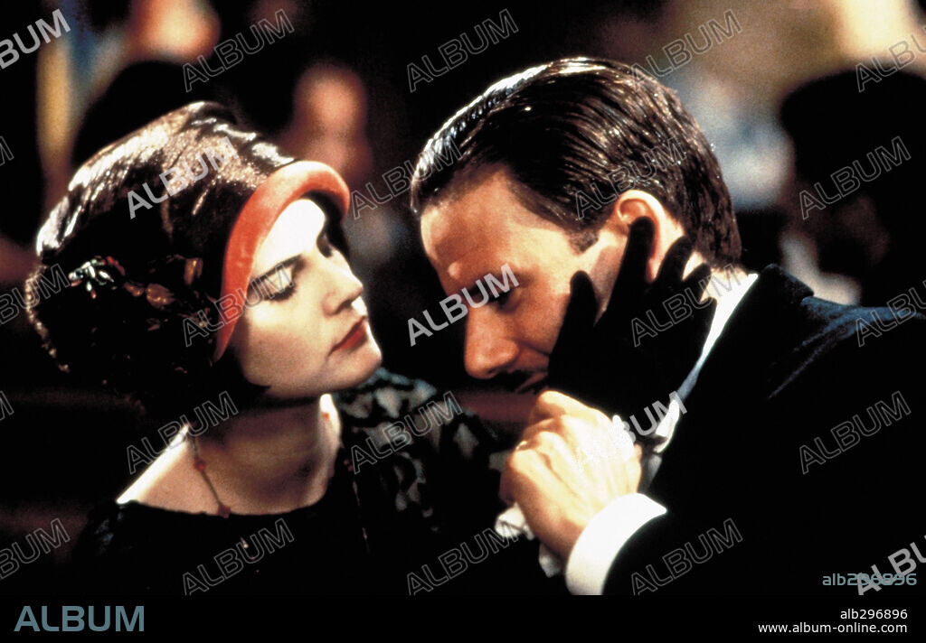 CAMPBELL SCOTT and JENNIFER JASON LEIGH in MRS. PARKER AND THE VICIOUS CIRCLE, 1994, directed by ALAN RUDOLPH. Copyright MIRAMAX.