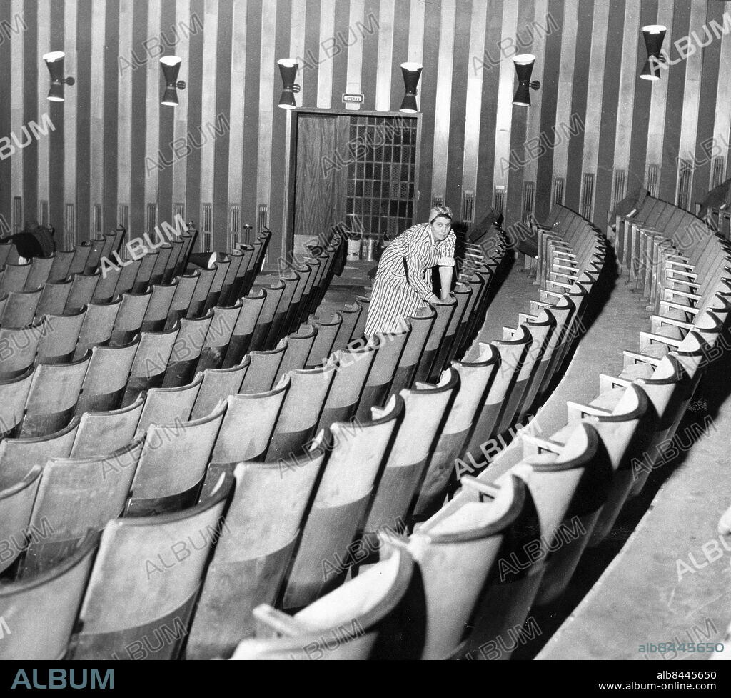 Stockholm 1956. Interiör från biografen Fontänen i Vällingby. En kvinna städar i biosalongen.. Foto: Tore Falk / Expressen / TT / Kod: 192. ** AFTONBLADET OUT **.