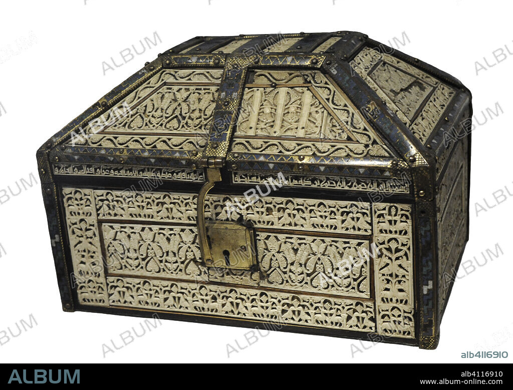 Arqueta de la Catedral de Palencia. La inscripción decorativa en caracteres cúficos indica que fue fabricada en Cuenca, en el año 441 de la Hégira (1049-1050 d.C.), por Abd al-Rahman ben Zayyan. Realizada por encargo para Ismail ben al Maamun, hijo del rey de Toledo Yahya al Maamun (1044-1075). De forma rectangular y tapa tumbal, de madera revestida de cuero y recubierta con placas de marfil caladas y aristas de cobre esmaltado. Profundidad: 23 cm, longitud: 34,50 cm y altura: 22,50 cm. Fue reutilizada como relicario en la catedral de Palencia. Museo Arqueológico Nacional. Madrid. España.