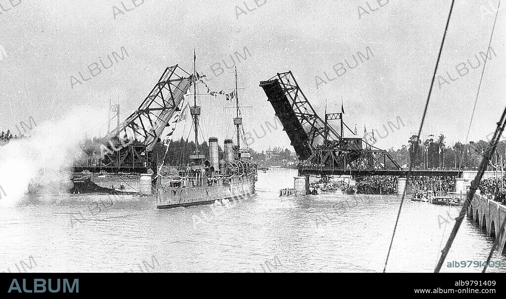 Sevilla, 15/03/1880. La inauguración del Puente de Alfonso XIII se festejó en Sevilla con el paso de un buque de Ybarra bajo sus brazos móviles.