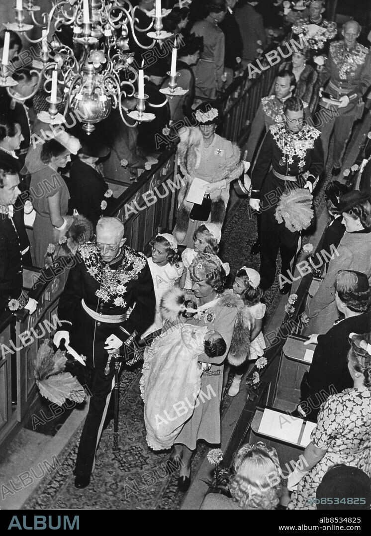 STOCKHOLM 1943-09-19. Prinsessan Sibylla med prinsessan Christina i famnen eskorterad av kung Gustaf V när de tågar ut ur Solna kyrka efter dopceremonin för prinsessan Christina. Övriga i ledet är prinsessorna Birgitta, Margaretha och Désirée, prinsessan Louise med prins Gustaf Adolf (blivande kung Gustaf VI Adolf) och kronprinsen Gustaf Adolf.. Foto: Pressens Bild / SCANPIX / Kod: 190.