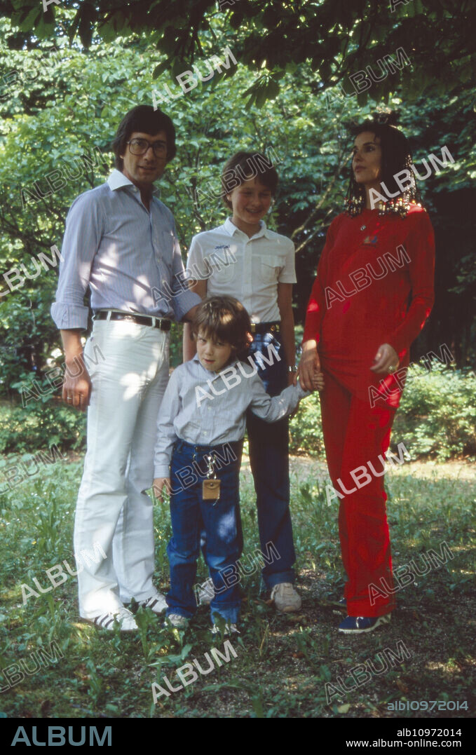 German actor Christian Wolff with his wife Marina Handloser and his sons (younger Patrick, front), Germany 1980s.