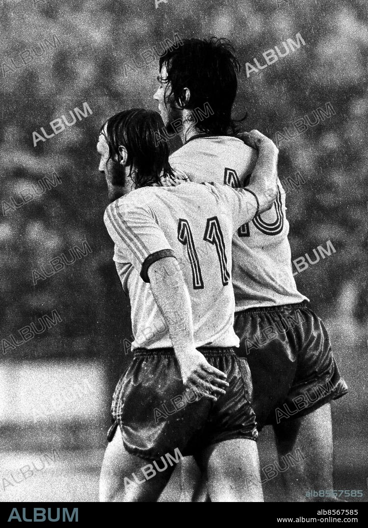 Göteborg-990622-Ralf Edström grattas av Håkan Sandberg efter det han gett Sverige ledning i matchen mot Väst Tyskland 1974 i fotbolls VM-foto-Sven Erik Johansson-GT-©Kamerareportage *** Local Caption *** . Sven-Erik Johansson.
