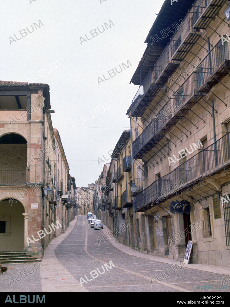 CALLE MAYOR DE SIGÜENZA DESDE LA PLAZA MAYOR - FOTO AÑOS 80.