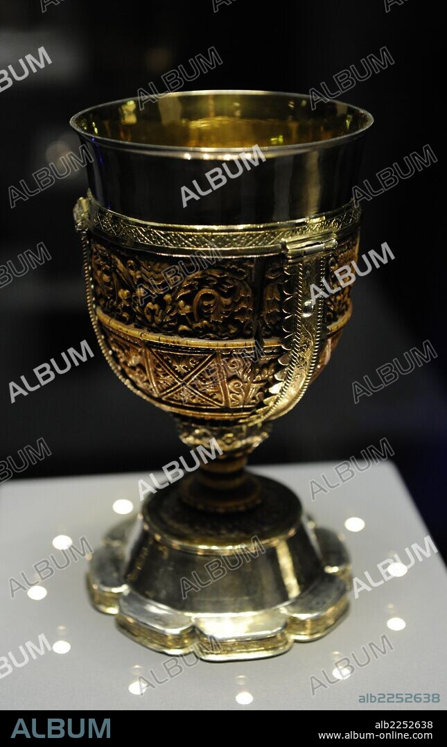 ARTE CAROLINGIO. EDAD MEDIA. ALEMANIA. El mal llamado Cáliz de Lebuinus. Aachen, Alemania, 790-810. Cuenco hecho en marfil (S. VIII) sobre un marco de plata montado. El cuenco, realizado en los talleres imperiales del Imperio Carlolingio. La montura orfebre de plata está fechada en el siglo XIV. Museum Catharijneconvent. Utrecht. Países Bajos.