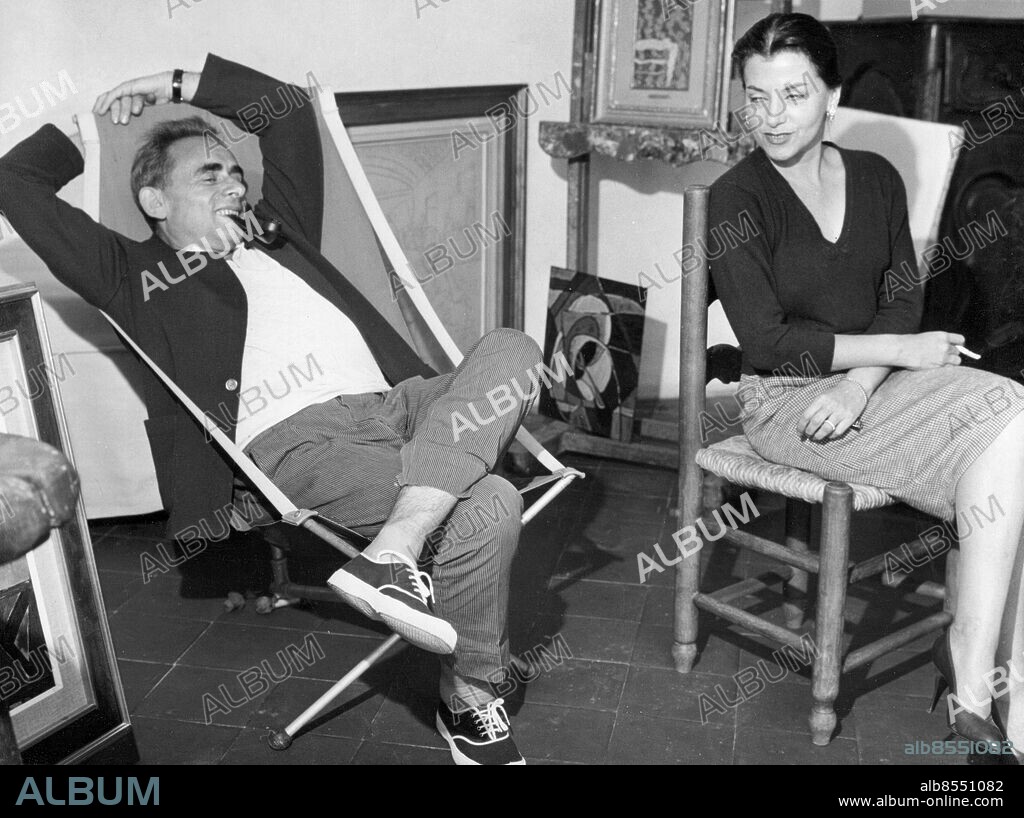 Orig. bildtext... HENRI GEORGES CLOUZOT AND HIS WIFE VERA IN THEIR VILLA OF SAINT PAUL DE VENCE St. Paul de Vence 7/5/59 While the Cinema Festival is in full swing at Cannes, the French producer Henri Georges CLOUZOT and his wife Vera are spending a long and quiet holiday in their villa of Saint Paul de Vence. They are passionately fond of painting and they devote themselves to this art. PHOTO SHOWS: Henri Georges CLOUZOT and his wife Vera in their villa of St. Paul de Vence. Anm. H-G Clouzot, 1907-1977, fransk filmregissör, gift med V Clouzot 1950-1960. V Clouzot, 1913-1960, fransk filmskådespelerska och filmförfattare, född i Brasilien, gift med H-G Clouzot 1950-1960. Se även XAB843 Bildserier Fotoreportage Pipor Ögonbryn Samtal Kjolar Randigt Ränder Avkoppling CD579 persons: HENRI-GEORGES CLOUZOT;VÉRA CLOUZOT sites: SAINT PAUL DE VENCE;FRANKRIKE.