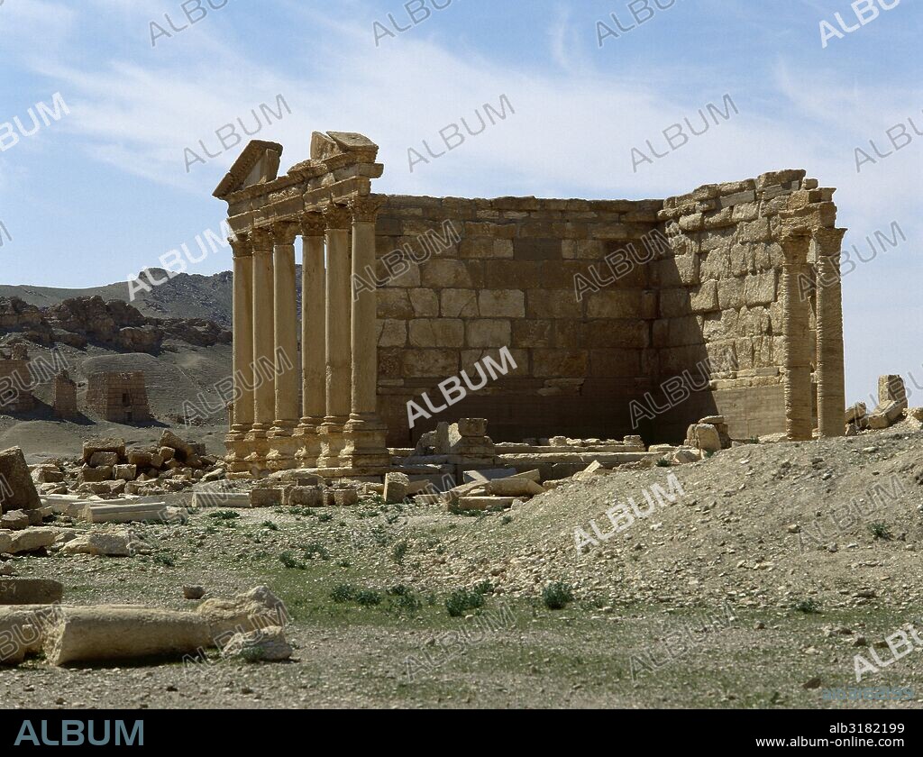 TEMPLO DE ALAT. Vista general del edificio con cuatro columnas en la fachada, construido en el siglo II d. C. Campamento de Diocleciano. PALMIRA. (Oasis de Tadmor). SIRIA.