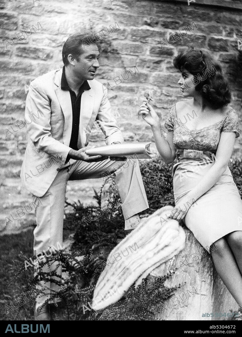 Tina louise. ugo tognazzi. gressoney. 1960. (Photo by: Marka/Universal Images Group via Getty Images).
