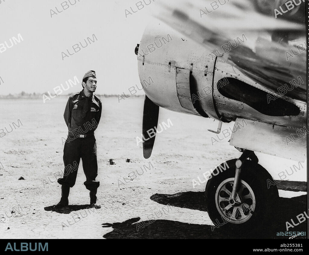 CANTINFLAS en A VOLAR, JOVEN, 1947, dirigida por MIGUEL M. DELGADO. Copyright POSA FILMS, S.A.