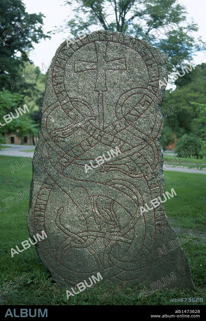 ESTELA CON INSCRIPCIONES RUNICAS. Fechada en el s. XII. UPPSALA. Suecia.