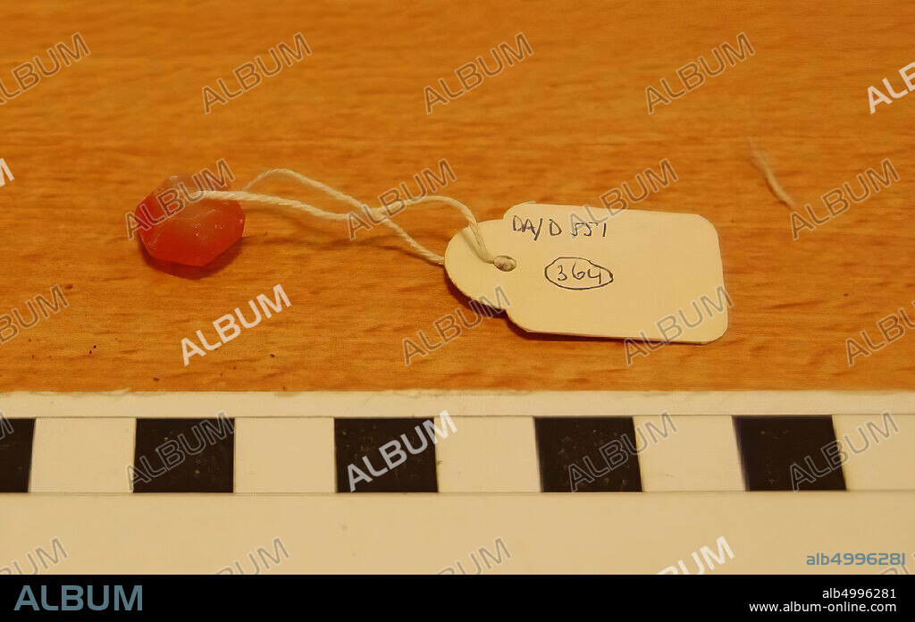 Flat bead with six corners, possibly used as earring, grave inventory, ornament, stone, carnelian, L 1.15 cm, W 1.2 cm, H 0.7 cm, Islamic Period 1250-1600 AD, Jordan.