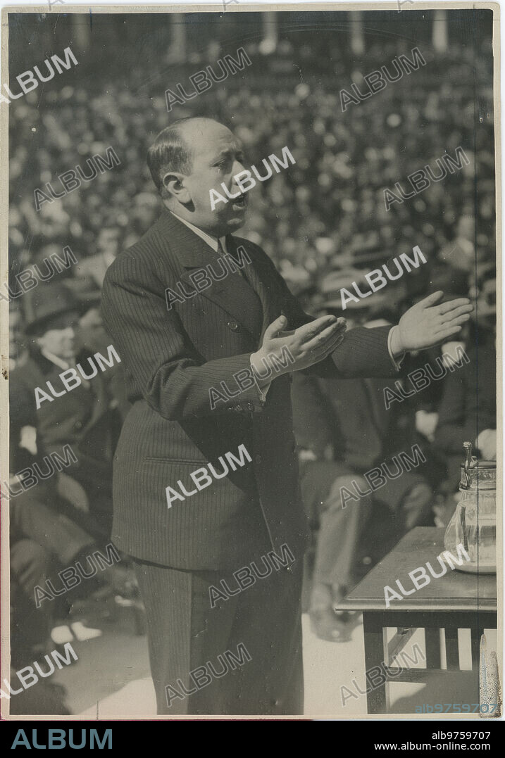Sevilla, 1935. José María Gil Robles, jefe de la CEDA, durante un mitin celebrado en la plaza de toros de Sevilla.