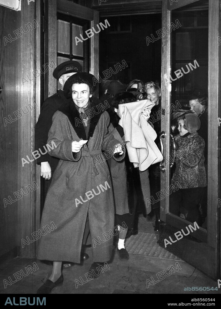 Rea realisation dam damer kvinna dammode damkläder i Ohlssons butik på Kärleksgatan i Malmö 1952. Foto: Sydsvenskan / IBL Bildbyrå.