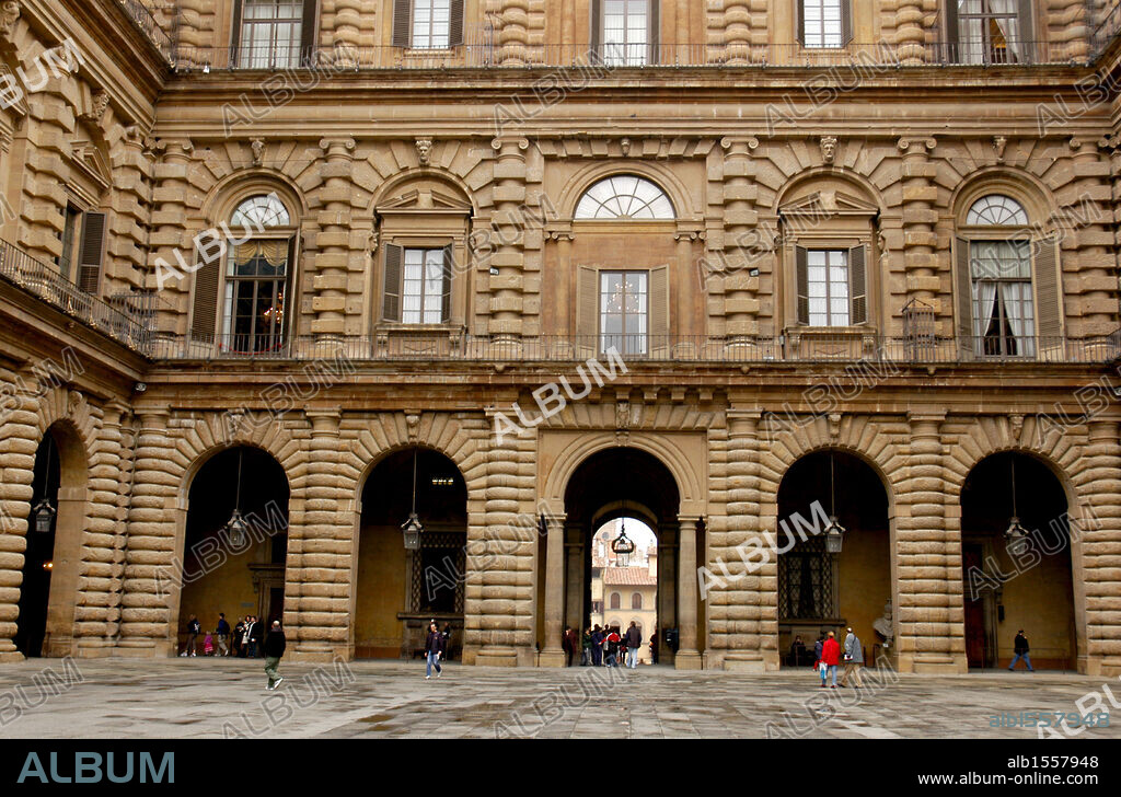BARTOLOMEO AMMANNATI. ARTE RENACIMIENTO. ITALIA. PALACIO PITTI. Edificio mandado construir por el banquero Luca Pitti, e iniciado en 1457. Vista del PATIO INTERIOR. FLORENCIA. Italia.