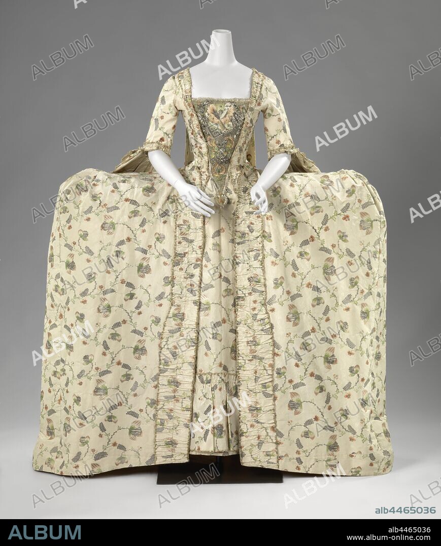Sack-Back Gown with a Half Skirt (robe à la française) Overcoat with half skirt or robe à la française, Dress of silk brocade, with a cream colored fond, on which multicolored sides, golden and silver flowers, consisting of an overcoat (a) and a half skirt or tablier (b). Lined with yellow silk. Model: 'Grande Parure', Amsterdam, anonymous, Netherlands (possibly), c. 1765 - c. 1775, japon, voering, l 152 cm l 103 cm.