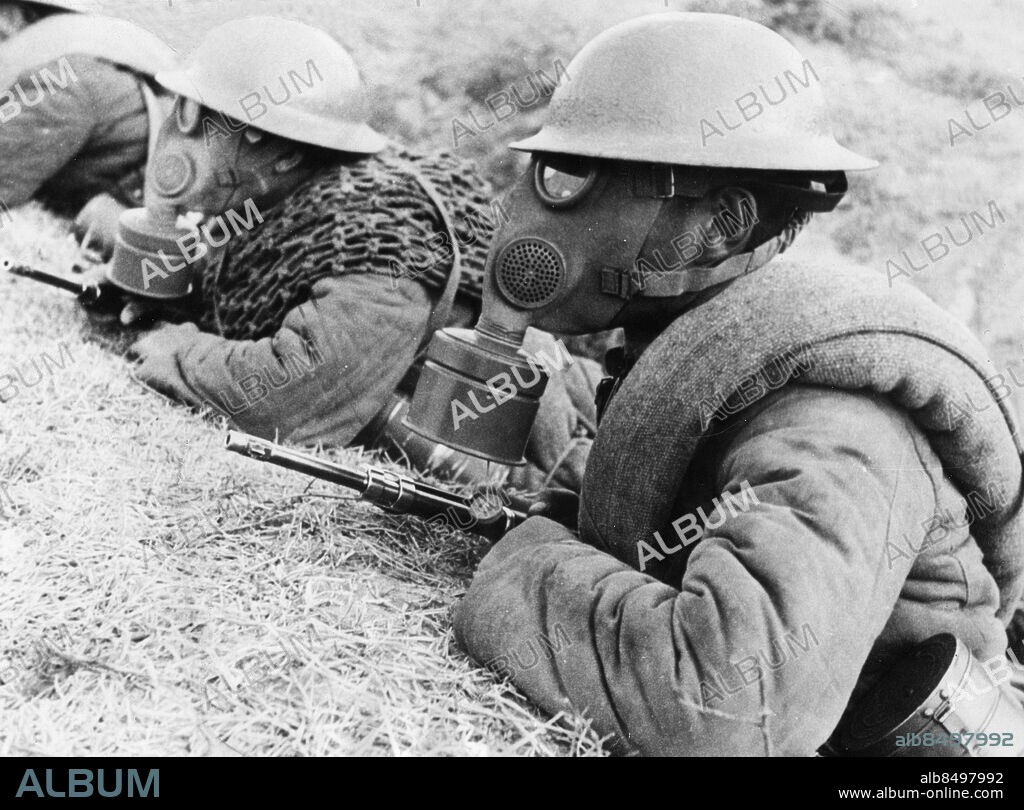 NANJING, KINA 19371101. Stridande vid japansk-kinesiska kriget 1937. Kinesiska historiker uppskattar att mellan 200.000 och 400.000 personer dog i Nanjingmassakern som följde på Nanjings fall i december 1937. Bilden visar kinesiska soldater med gasmask vid Nanjing.. Foto: Pressens Bild / SCANPIX / Kod: 190.