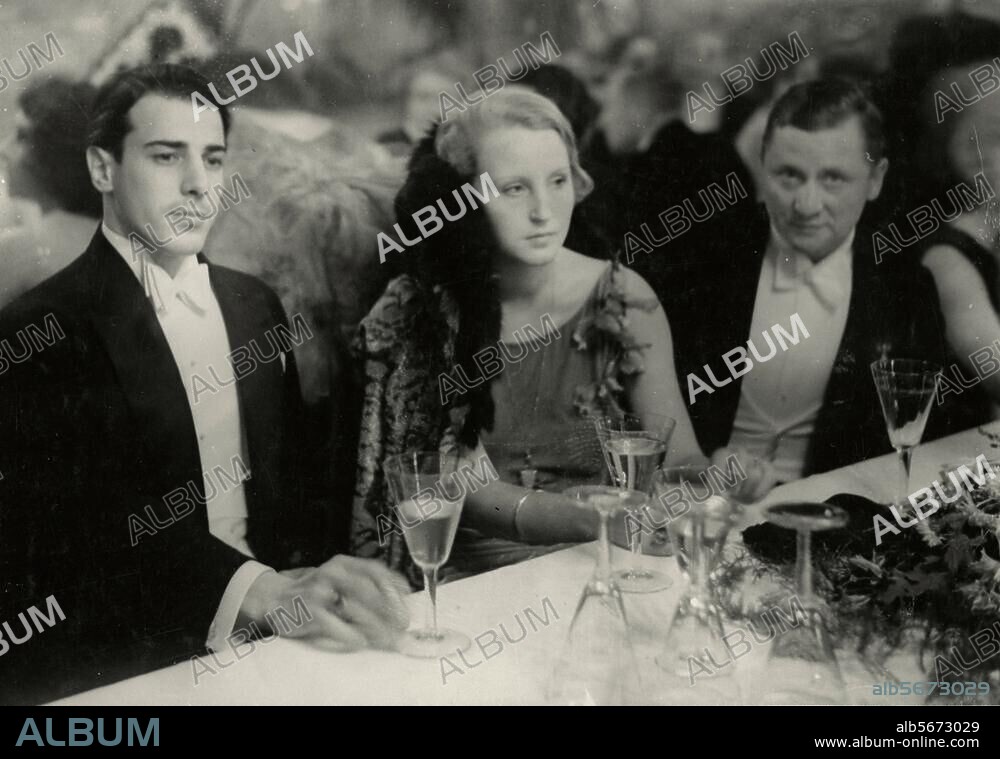 Helm, Brigitte, eigentl. Gisela Eva Schittenhelm Schauspielerin. 1906 (a. Q. 1908) - 1996. Brigitte Helm mit Ehemann Rudolf Weissbach (links) und Herrn Stapenhaus von der UFA beim Filmball. Foto, 16.11.1930.