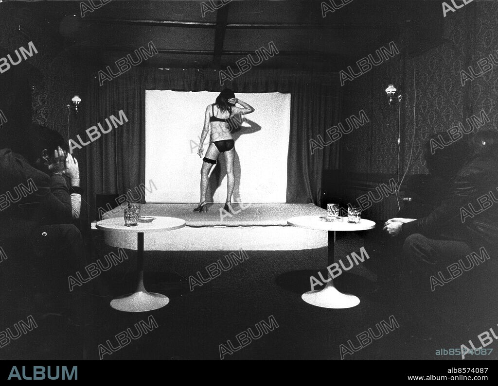 MALMÖ 1976-01-24. Porrklubb i Malmö. Striptease på scen med en halvnaken strippa. . Foto Martin Reychmann / Sydsvenskan / SCANPIX. **OUT Kvällsposten, Skånska Dagbladet, Metro Skåne**. ***BETALBILD***.