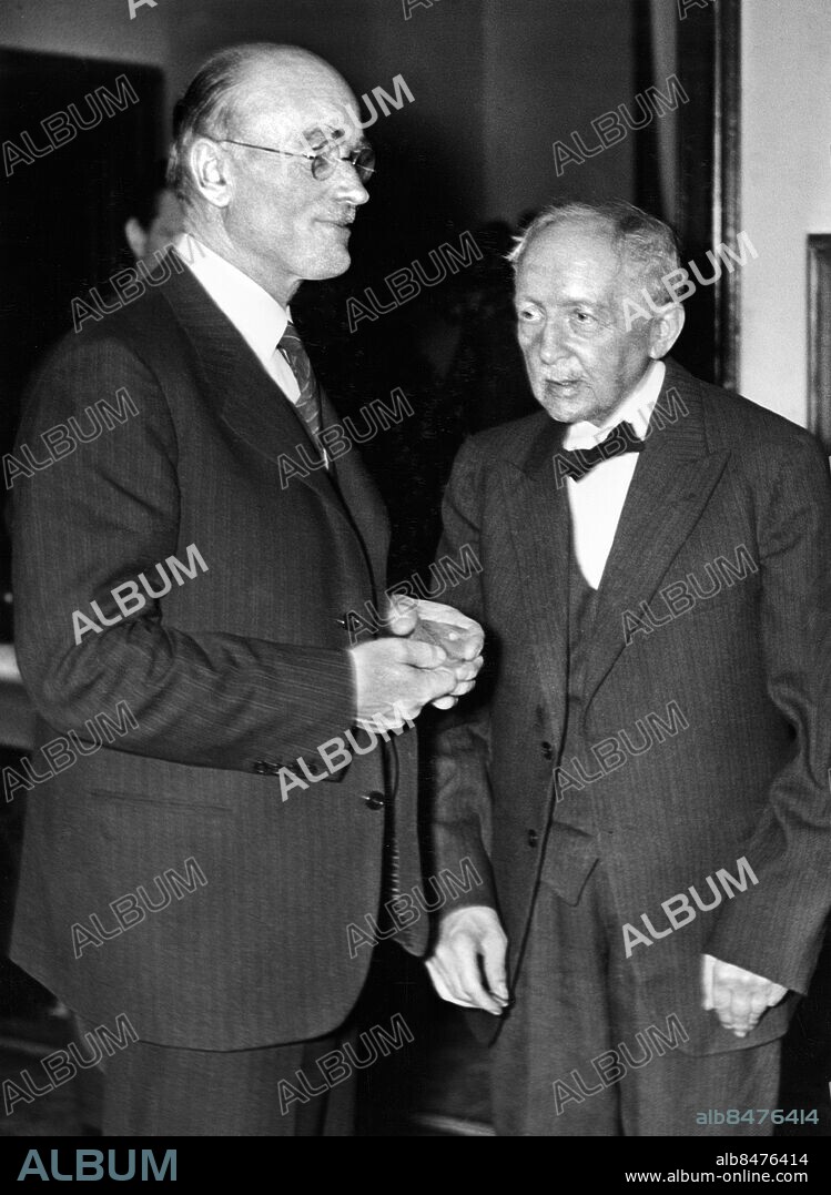 STOCKHOLM 1938-03-15 Riksdagen på Osslundsutställningen. Konstnären Helmer Osslund (t. h.) tillsammans med Folkpartiledaren Gustaf Andersson (t. v.) (även kallad Andersson i Rasjön). Foto: AB Text & Bilder / SVT / Kod:5600 . Mapp: OSC - OSS / Sv/v påsikt Politiker persons: GUSTAF ANDERSSON;ANDERSSON I RASJÖN;HELMER OSSLUND sites: SVERIGE;STOCKHOLM.